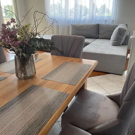 Isabell Apartment Split