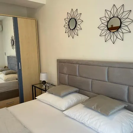 Isabell Apartment Split